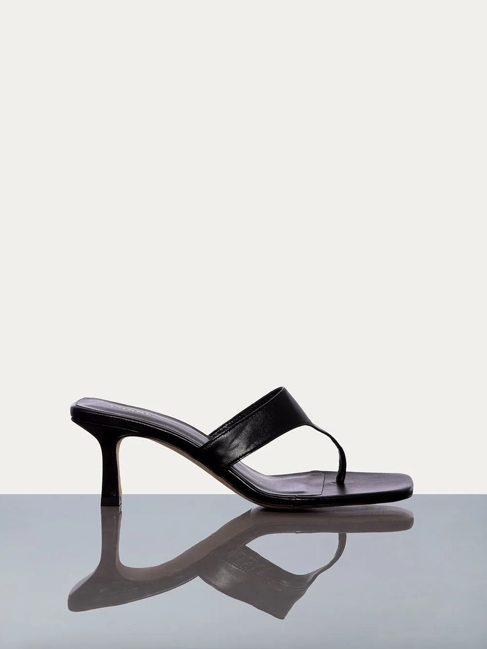 Frame Le Casimere Thong Sandal in Noir